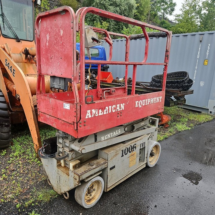 1999 MEC 19' ELECTRIC SCISSOR LIFT