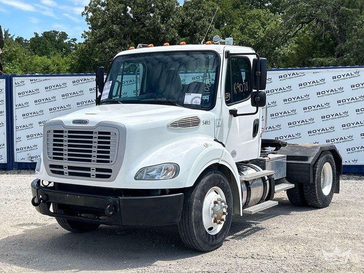 2014-freightliner-m2-106-image-1