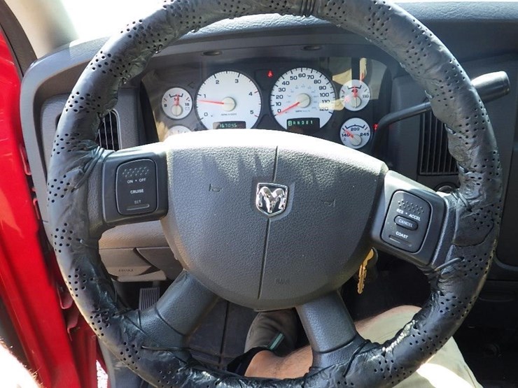 2004-dodge-2500-image-32