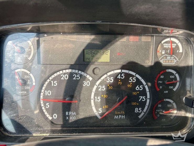 2012-freightliner-m2-106-image-14