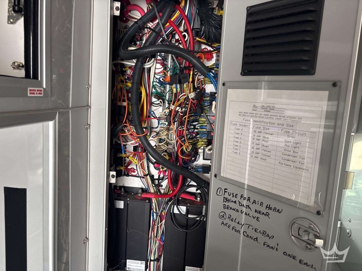 2014-freightliner-m2-106-image-34