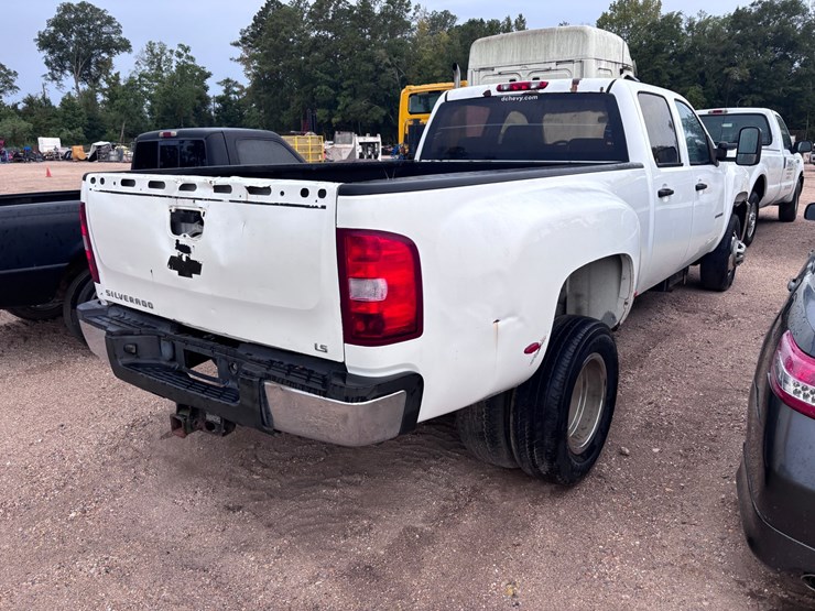 2013-chevrolet-3500-image-3