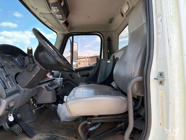 2014-freightliner-m2-106-image-36