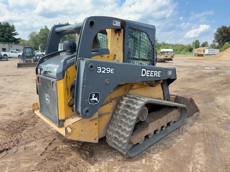 2013-deere-329e-image-5
