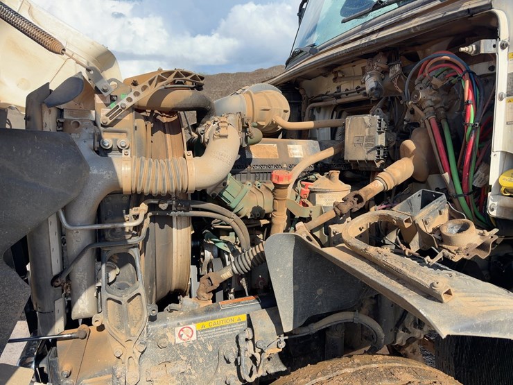2020-volvo-vhd-tri/a-dump-truck-image-8