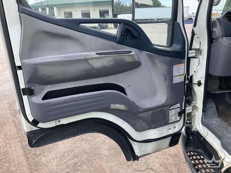 2013-mitsubishi-fuso-fec72s-image-11