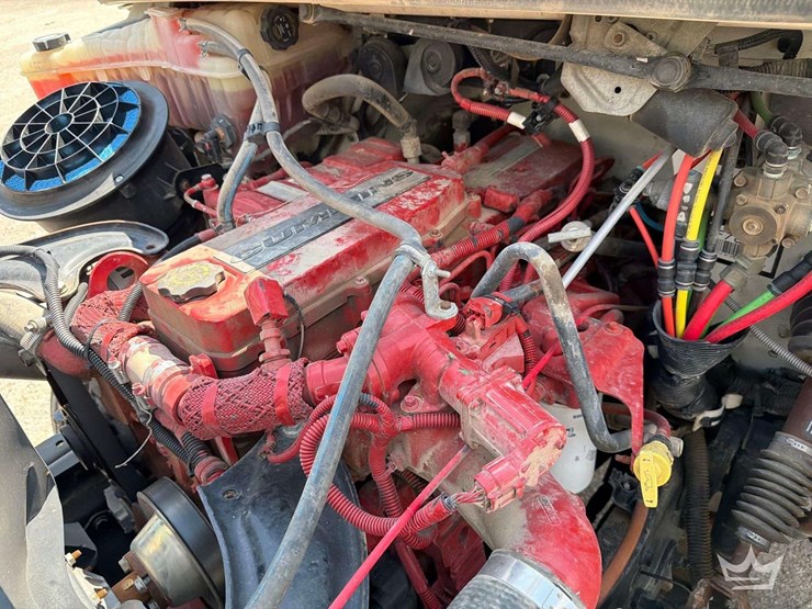 2014-freightliner-m2-106-image-10