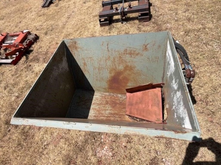 dwm-skid-steer-concrete-bucket-image-2