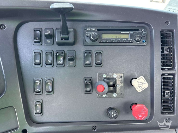 2014-freightliner-m2-106-image-16