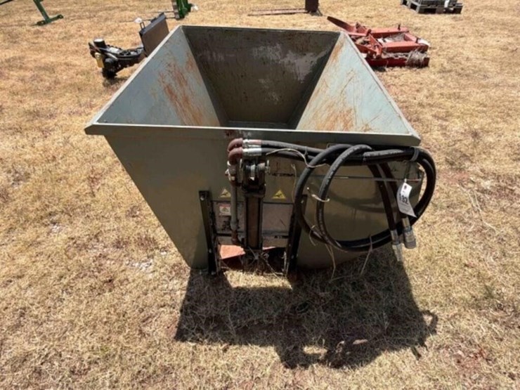 dwm-skid-steer-concrete-bucket-image-3