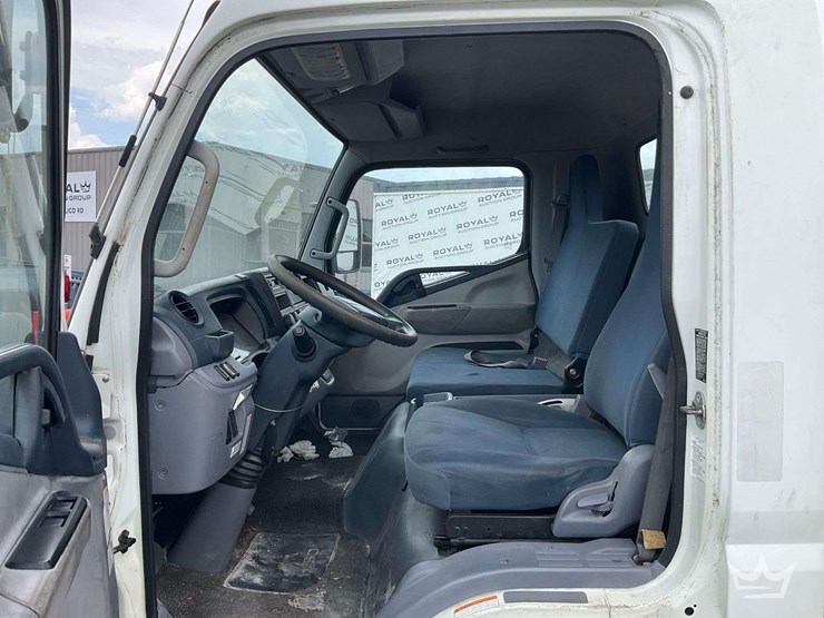 2013-mitsubishi-fuso-fec72s-image-12