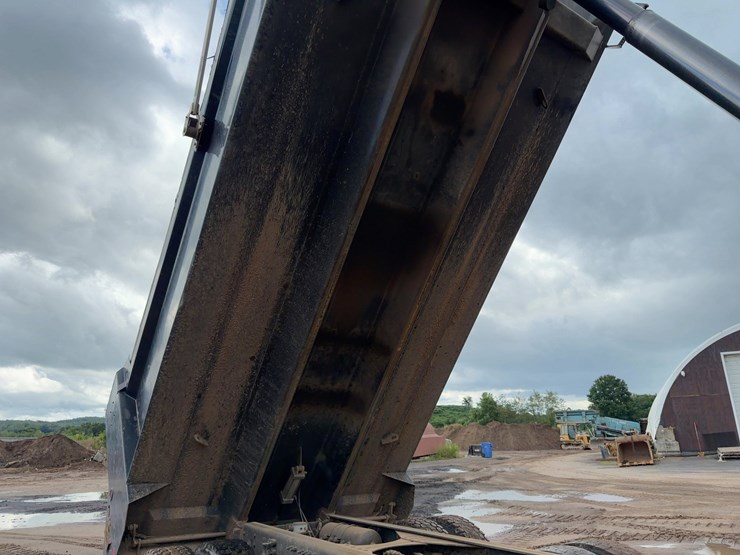 2021-volvo-vhd-tri/a-dump-truck-image-20