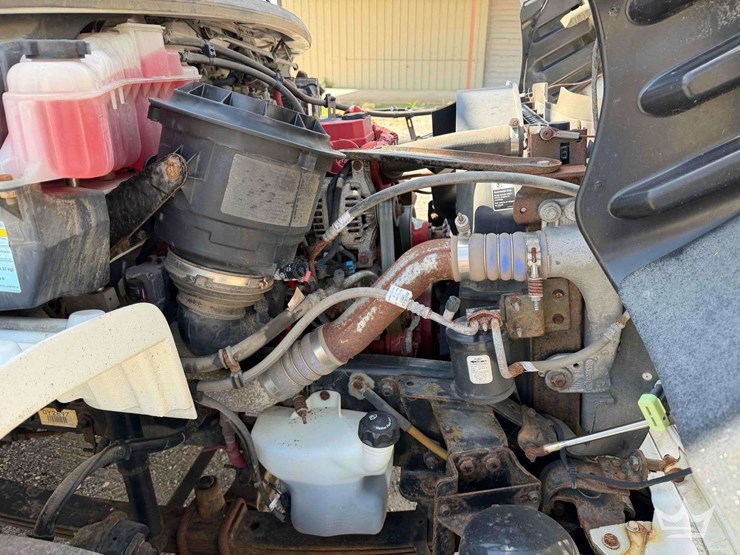 2016-freightliner-m2-106-image-17