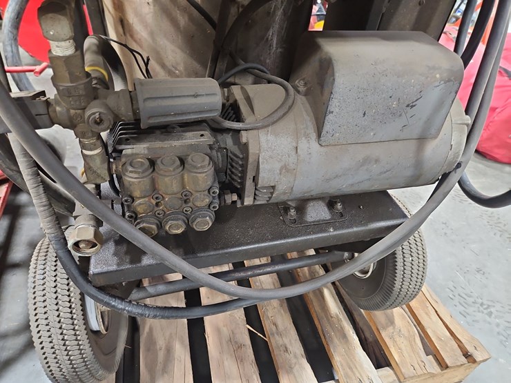 rhino-industrial-3020-hot-water-pressure-washer-image-7
