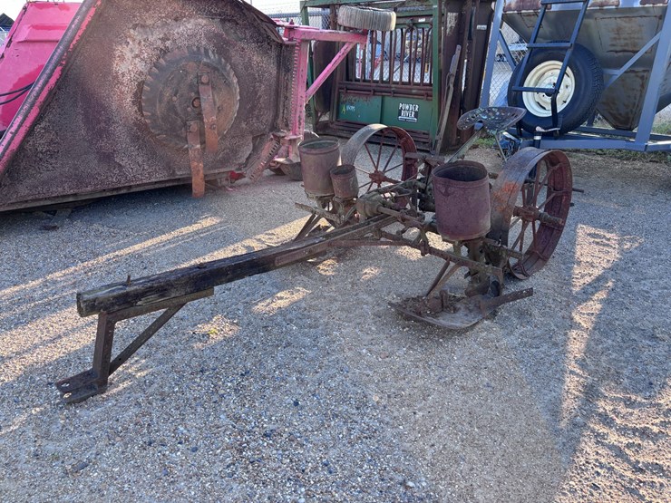 #967-•-antique-2-row-horse-drawn-planter-image-1