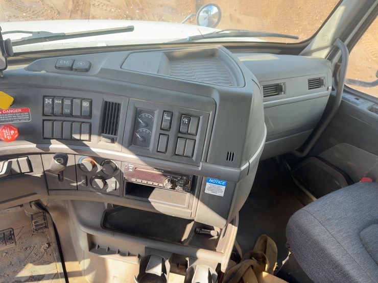 2020-volvo-vhd-tri/a-dump-truck-image-33