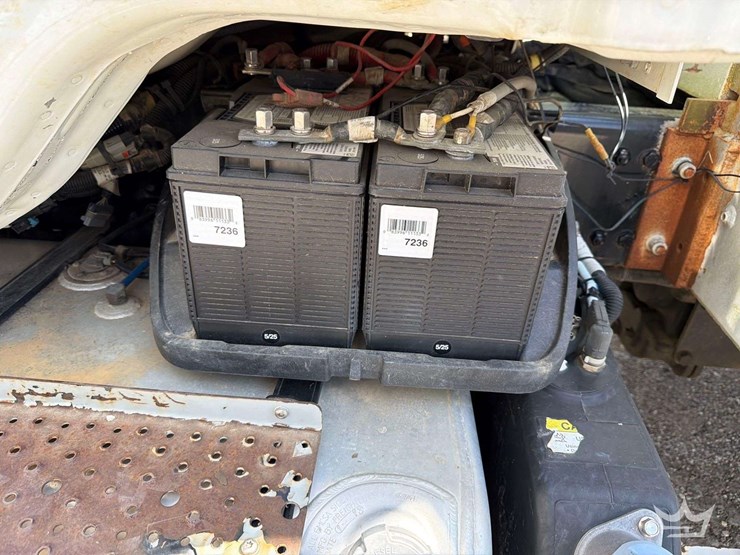 2014-freightliner-m2-106-image-33