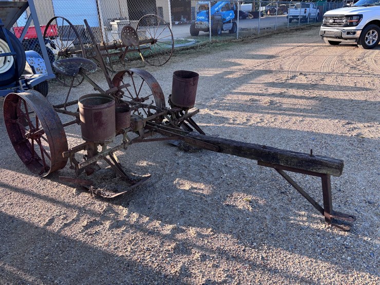 #967-•-antique-2-row-horse-drawn-planter-image-2