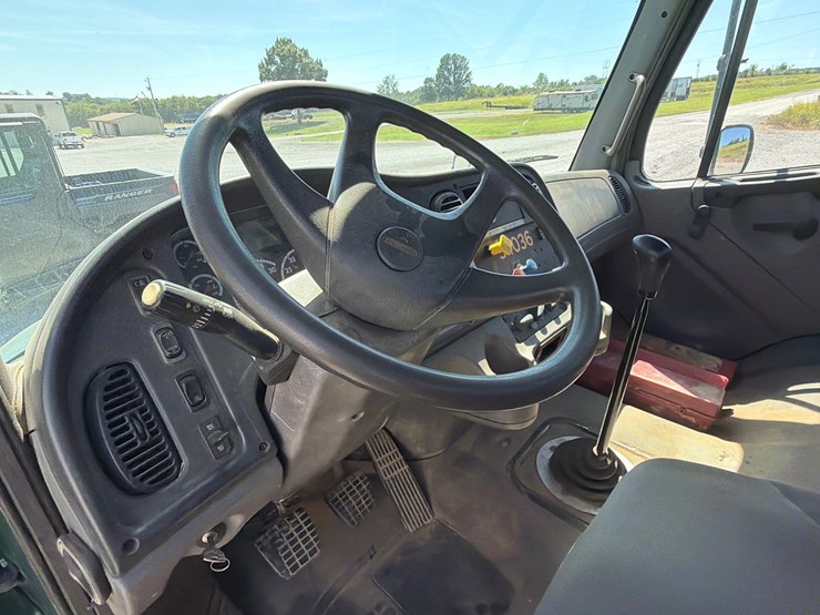 2005-freightliner-m2-106-image-14