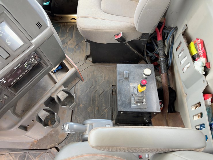 2021-volvo-vhd-tri/a-dump-truck-image-30