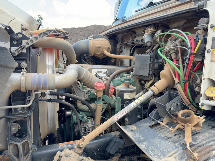 2021-volvo-vhd-tri/a-dump-truck-image-8