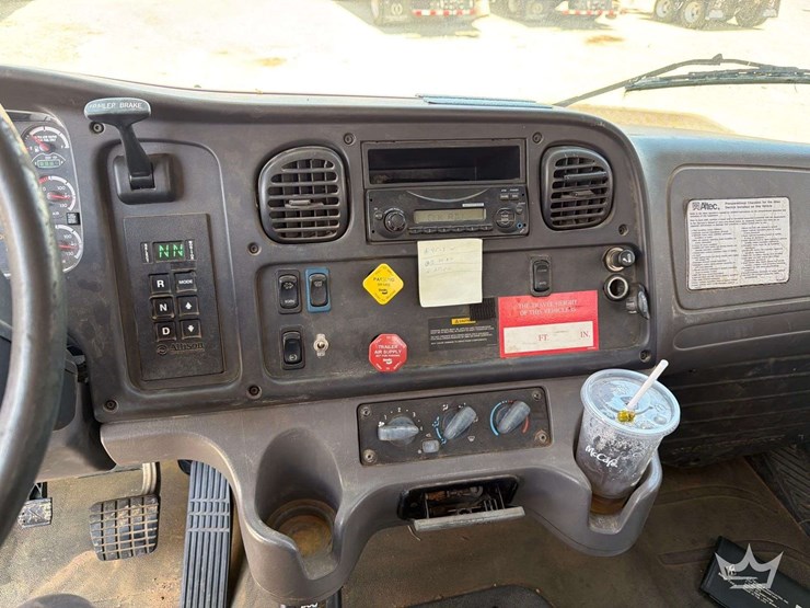 2014-freightliner-m2-106-image-39