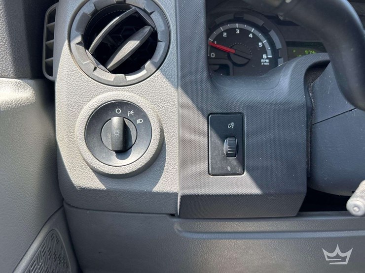 2014-ford-e-350-cargo-van-image-15