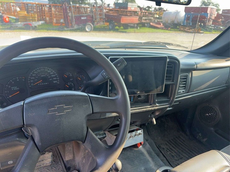 2006-chevrolet-3500-image-17