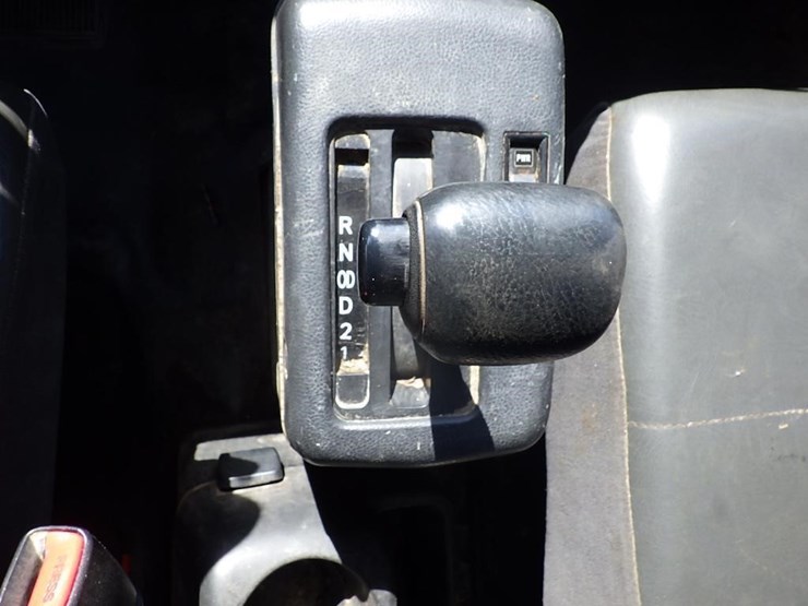 2013-hino-268-image-47