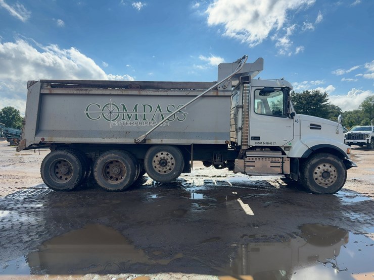 2020-volvo-vhd-tri/a-dump-truck-image-6