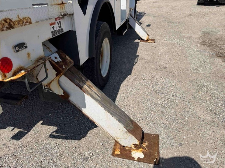 2016-freightliner-m2-106-image-21