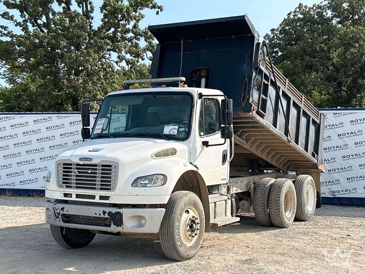 2012-freightliner-m2-106-image-1