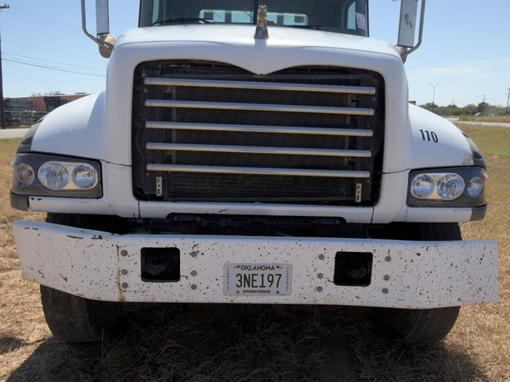 2012-mack-granite-gu713-image-2