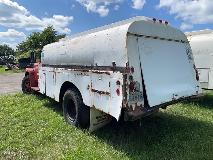 international-1700-fuel-truck-vn:10672cha37226-image-4
