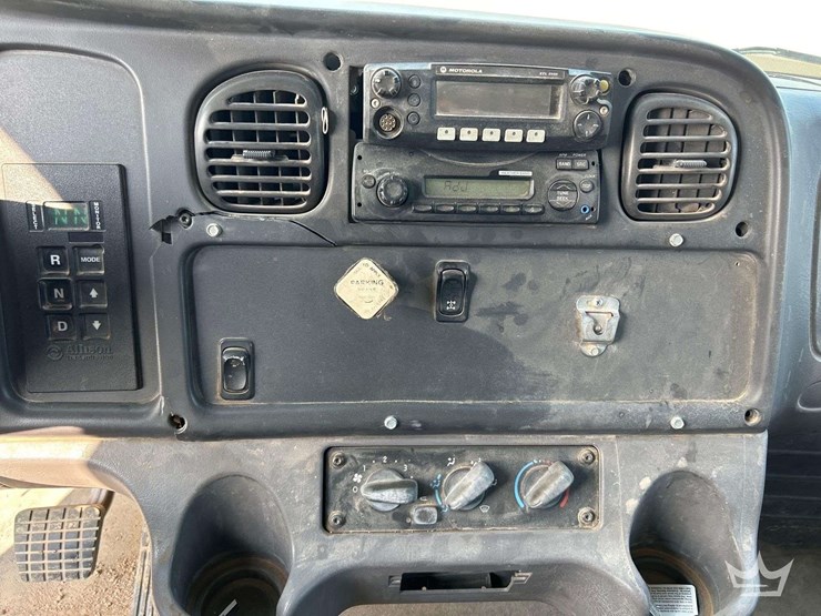 2012-freightliner-m2-106-image-18