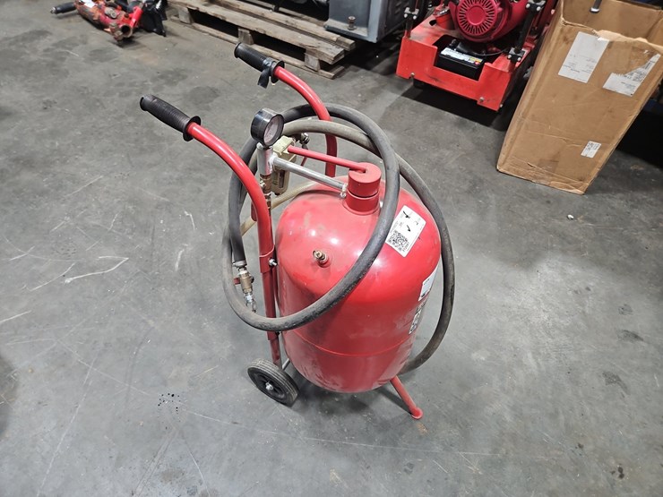 central-pneumatic-40#-sand-blast-pot-image-2