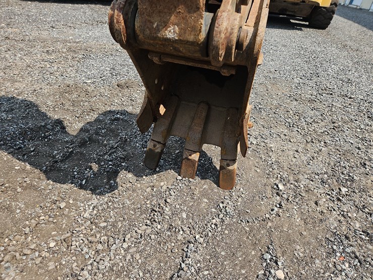 2012-deere-17d-image-15