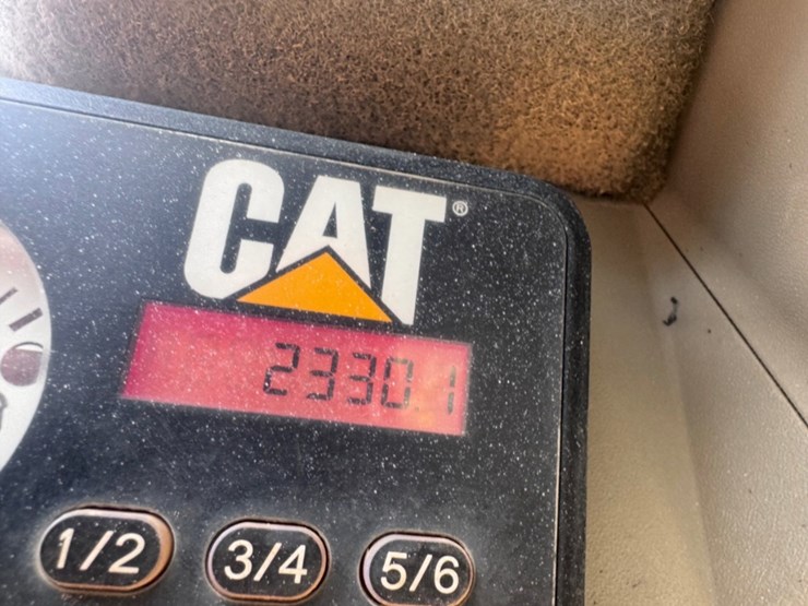 2015-caterpillar-259d-image-4