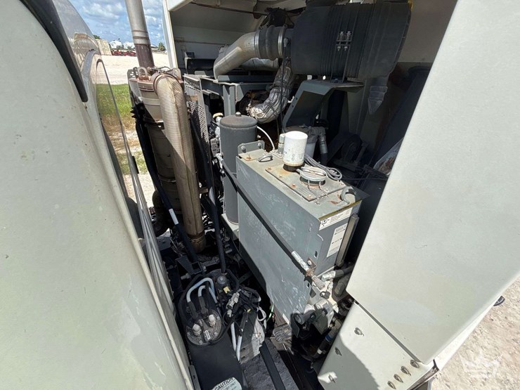 2017-freightliner-m2-106-image-23