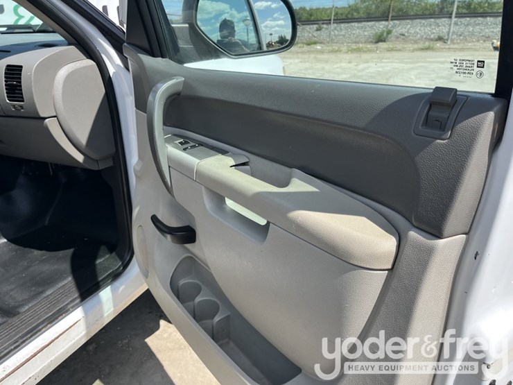 2011-gmc-sierra-2500hd-image-40