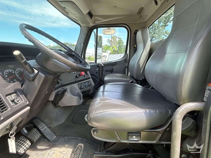 2014-freightliner-m2-106-image-12