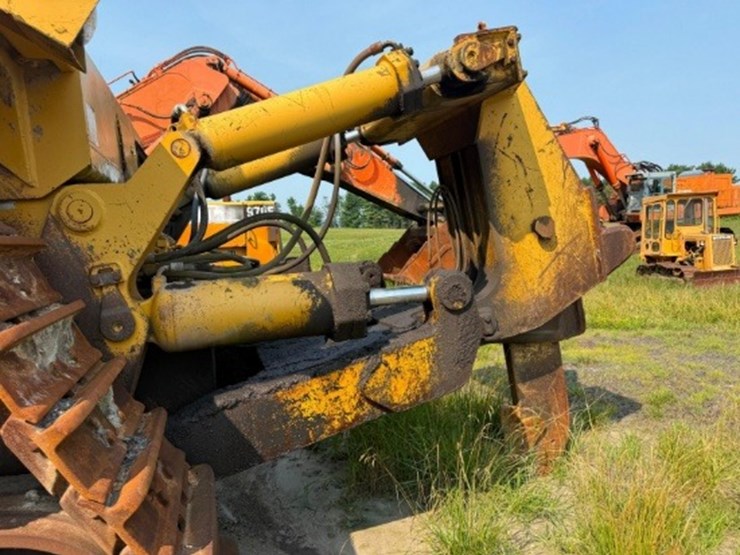 caterpillar-d10-image-12