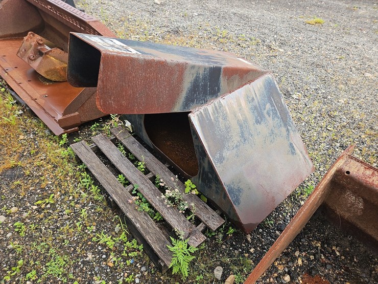 concrete-bucket-with-chute-image-1