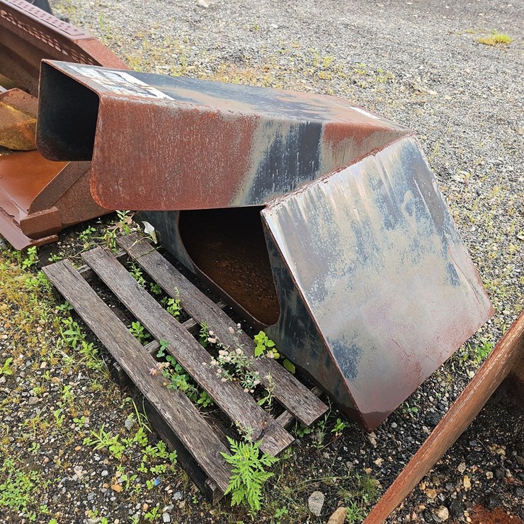 CONCRETE BUCKET WITH CHUTE