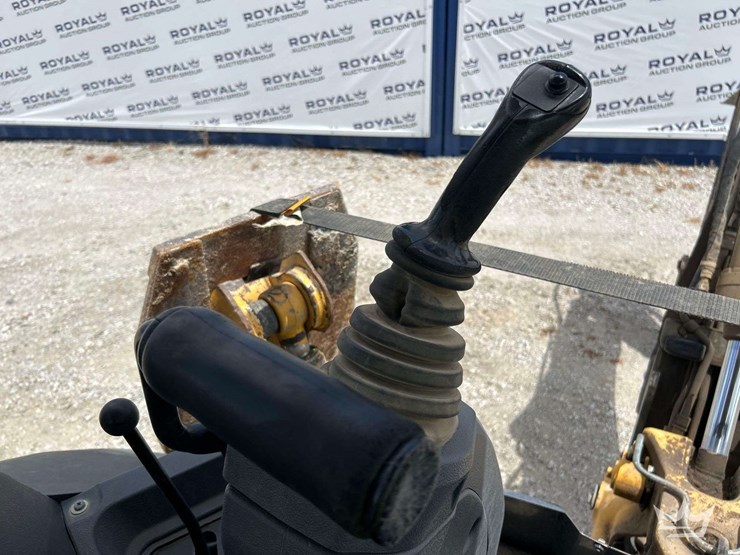 2018-deere-310l-image-13