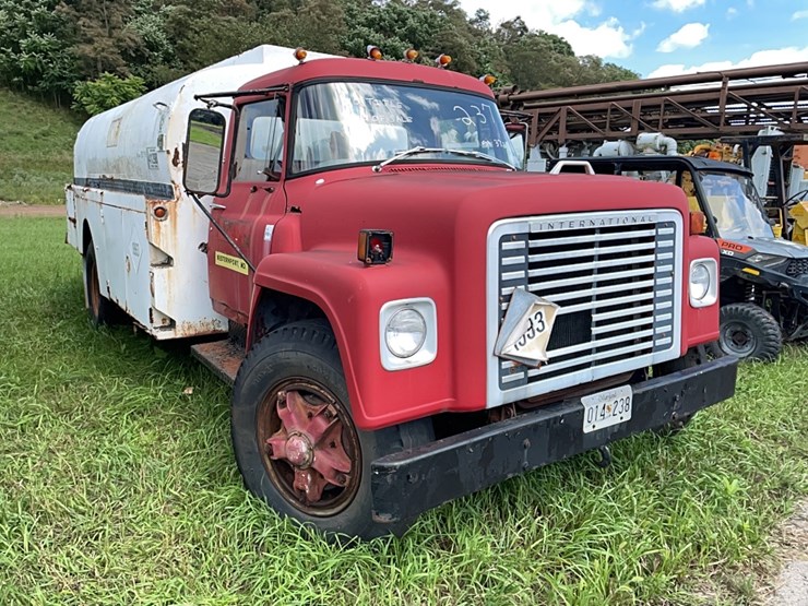 international-1700-fuel-truck-vn:10672cha37226-image-2