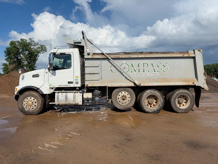 2020-volvo-vhd-tri/a-dump-truck-image-2