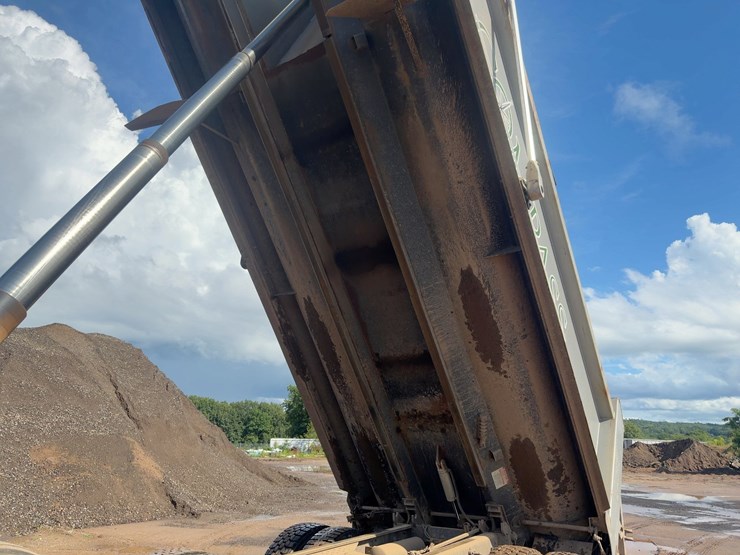 2020-volvo-vhd-tri/a-dump-truck-image-15