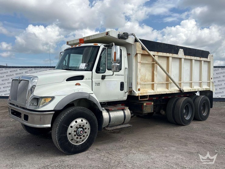 2004-international-74000-ox-bodies-17yd.-t/a-dump-truck-image-1