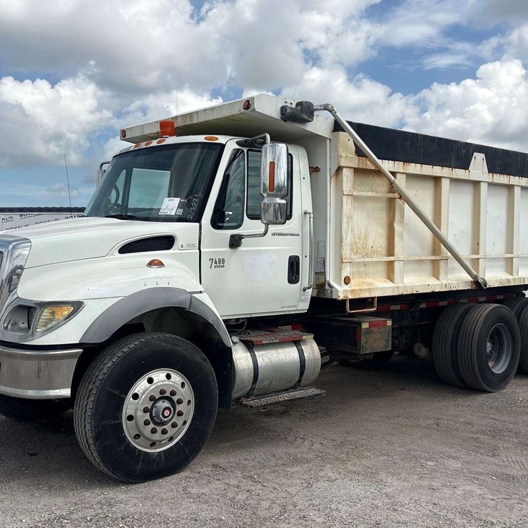 2004 International 74000 Ox Bodies 17yd. T/A Dump Truck